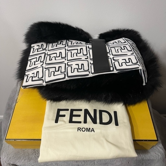 Authentic Fendi fox fur stole with buckle - Picture 7 of 7